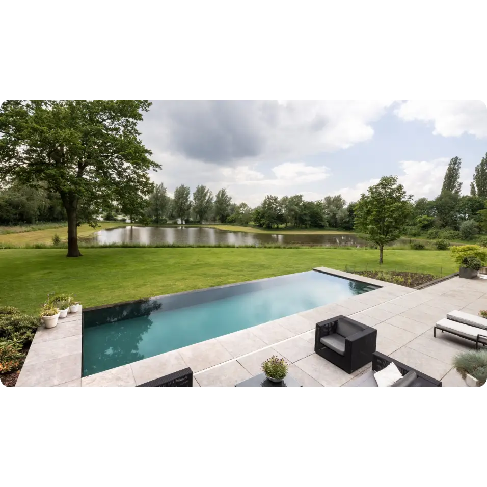 Pooltime Exklusiv Infinity pool med turkost vatten och svarta plattor